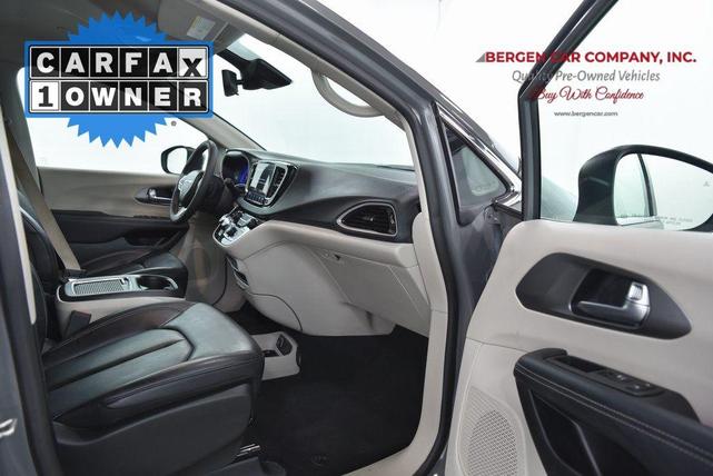 Photo of 2023 Ceramic Gray Clearcoat Chrysler Pacifica