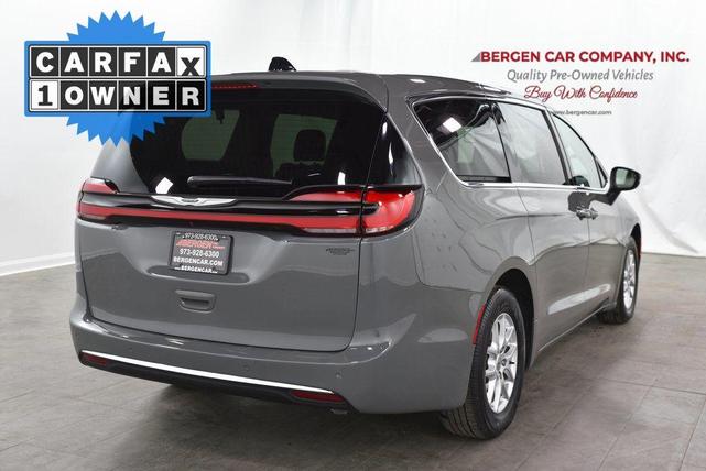 Photo of 2023 Ceramic Gray Clearcoat Chrysler Pacifica