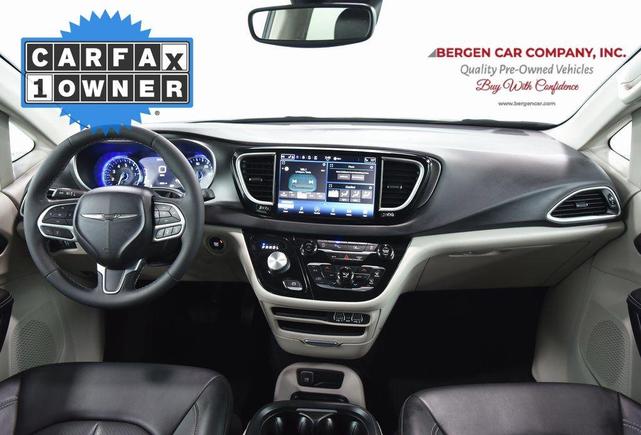 Photo of 2023 Ceramic Gray Clearcoat Chrysler Pacifica