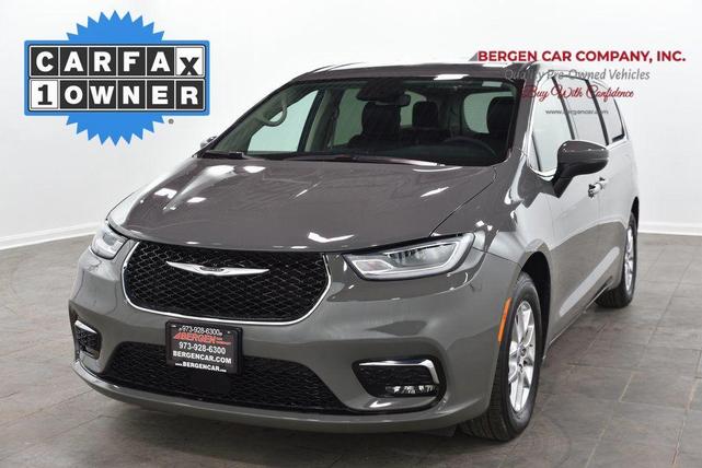 Photo of 2023 Ceramic Gray Clearcoat Chrysler Pacifica