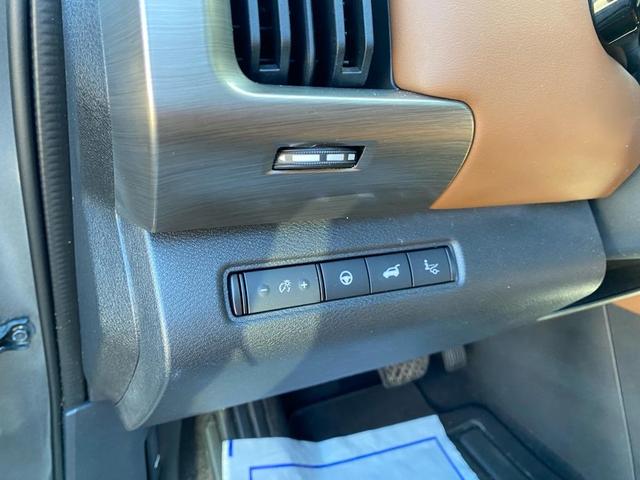 Photo of 2022 Gray 2 Tone Nissan Pathfinder