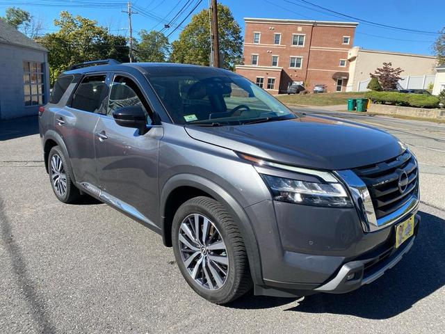 Photo of 2022 Gray 2 Tone Nissan Pathfinder