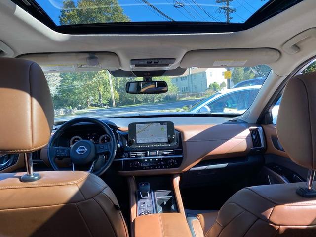 Photo of 2022 Gray 2 Tone Nissan Pathfinder