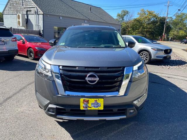 Photo of 2022 Gray 2 Tone Nissan Pathfinder