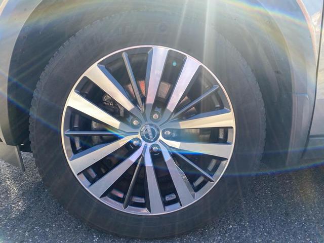 Photo of 2022 Gray 2 Tone Nissan Pathfinder