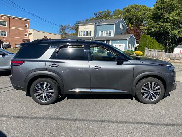 Photo of 2022 Gray 2 Tone Nissan Pathfinder