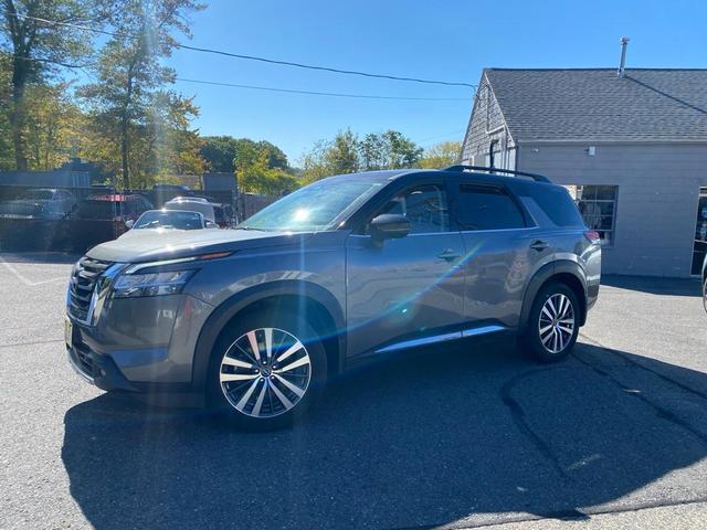 Photo of 2022 Gray 2 Tone Nissan Pathfinder