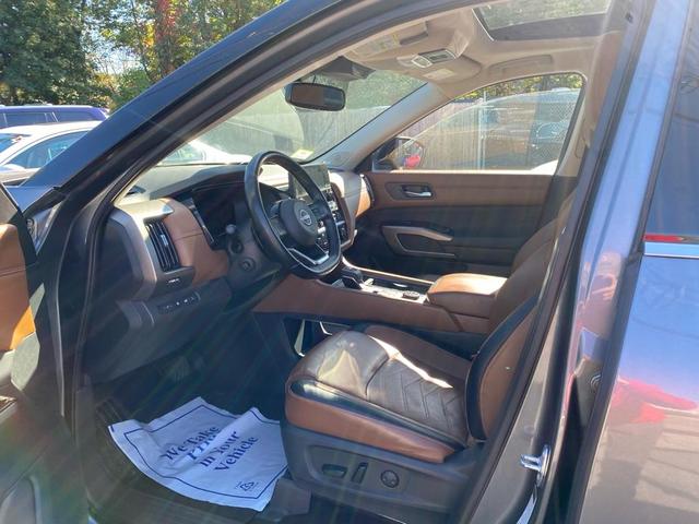 Photo of 2022 Gray 2 Tone Nissan Pathfinder