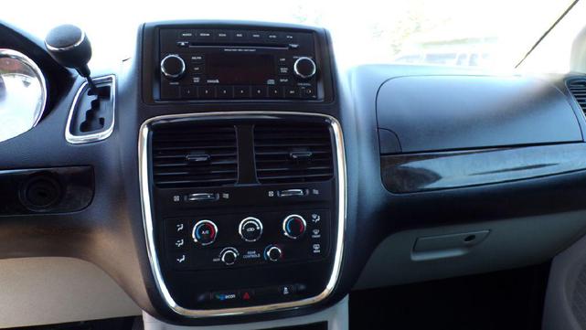 Photo of 2016 Bright White Clearcoat Dodge Grand Caravan