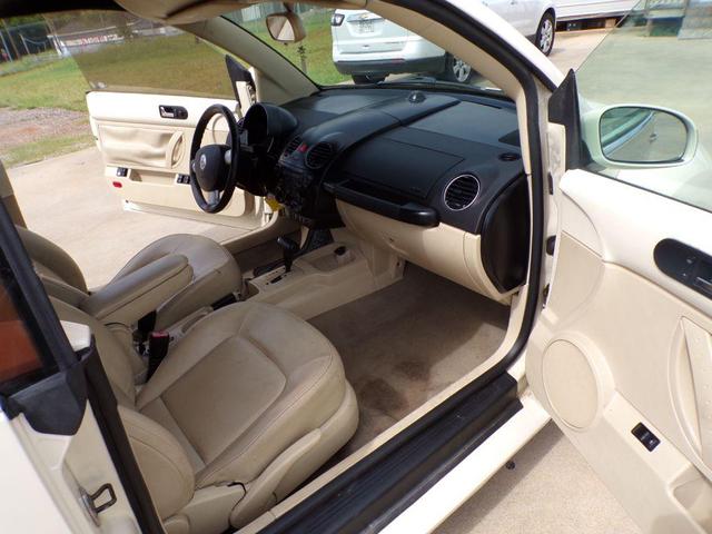 Photo of 2009 Candy White/Black Roof Volkswagen New Beetle