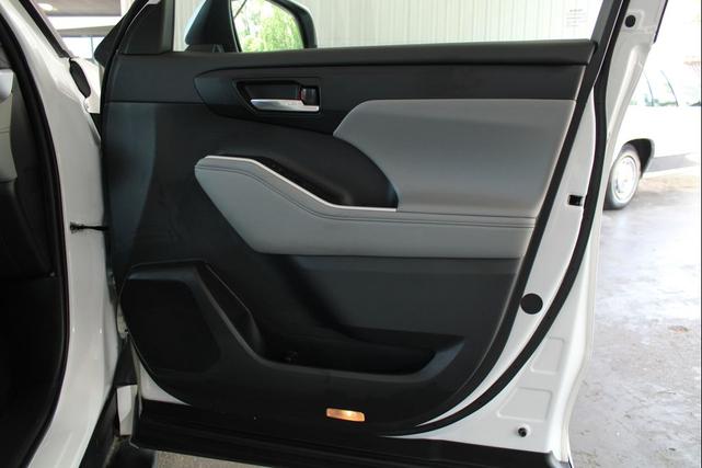 Photo of 2022 Wind Chill Pearl Toyota Highlander Hybrid
