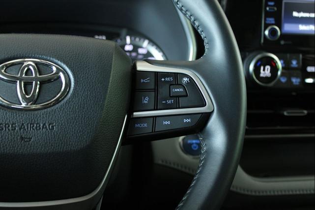 Photo of 2022 Wind Chill Pearl Toyota Highlander Hybrid