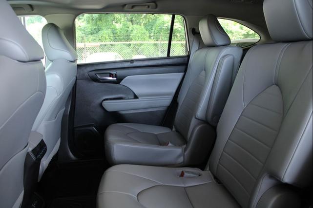 Photo of 2022 Wind Chill Pearl Toyota Highlander Hybrid