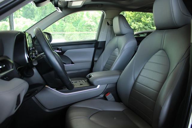 Photo of 2022 Wind Chill Pearl Toyota Highlander Hybrid