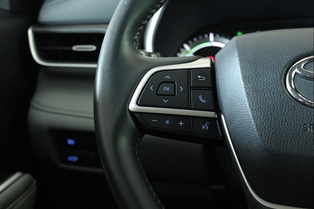Photo of 2022 Wind Chill Pearl Toyota Highlander Hybrid