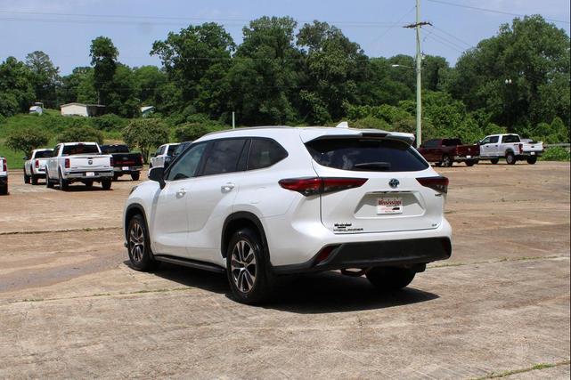 Photo of 2022 Wind Chill Pearl Toyota Highlander Hybrid