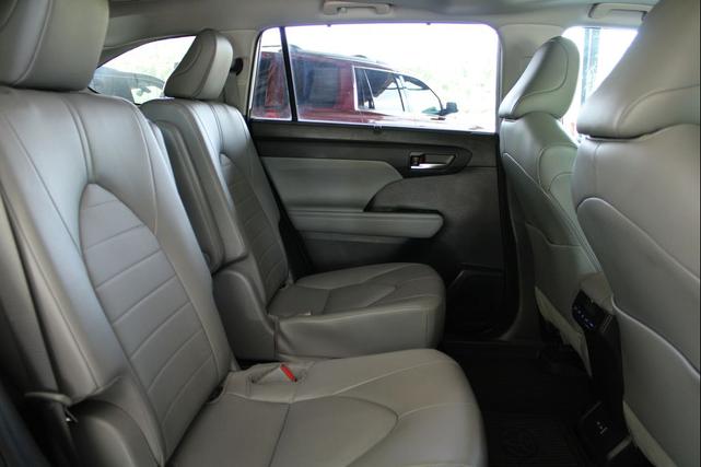 Photo of 2022 Wind Chill Pearl Toyota Highlander Hybrid