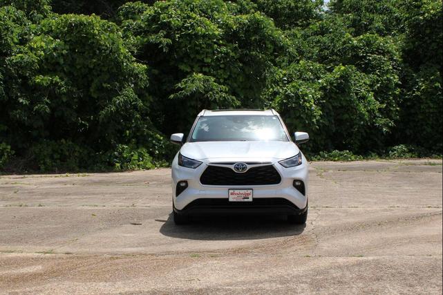 Photo of 2022 Wind Chill Pearl Toyota Highlander Hybrid