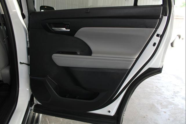 Photo of 2022 Wind Chill Pearl Toyota Highlander Hybrid