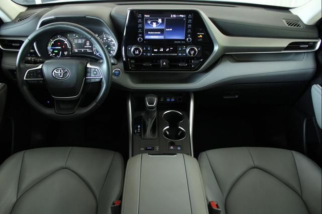 Photo of 2022 Wind Chill Pearl Toyota Highlander Hybrid