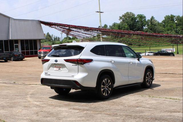 Photo of 2022 Wind Chill Pearl Toyota Highlander Hybrid