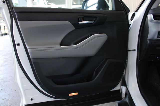 Photo of 2022 Wind Chill Pearl Toyota Highlander Hybrid