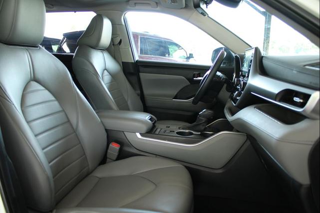 Photo of 2022 Wind Chill Pearl Toyota Highlander Hybrid