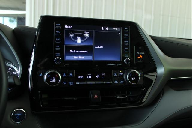 Photo of 2022 Wind Chill Pearl Toyota Highlander Hybrid
