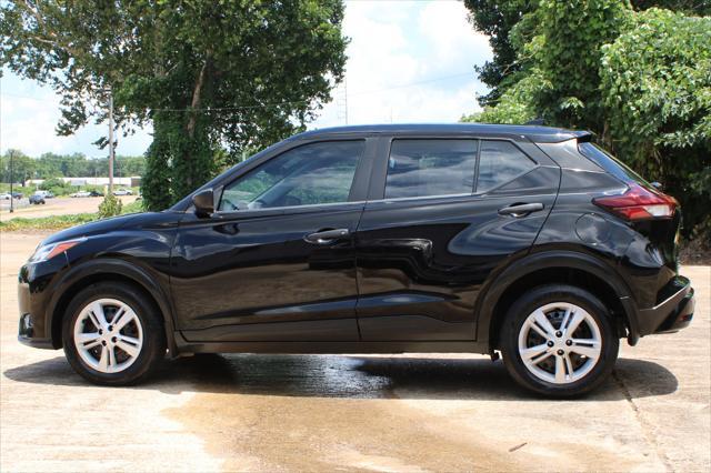Photo of 2022 Super Black Nissan Kicks