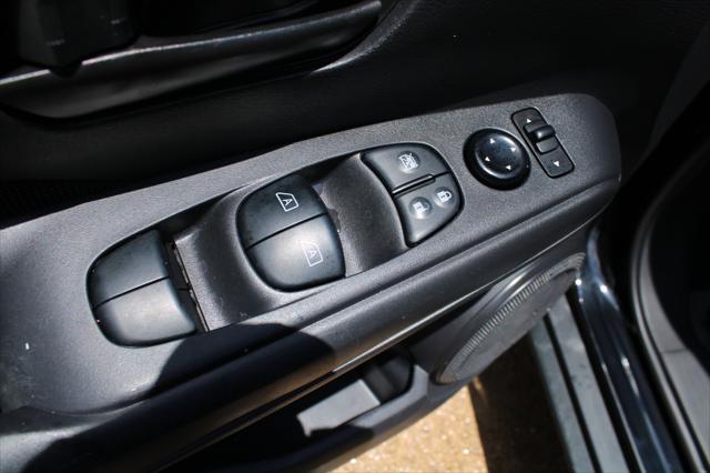 Photo of 2022 Super Black Nissan Kicks