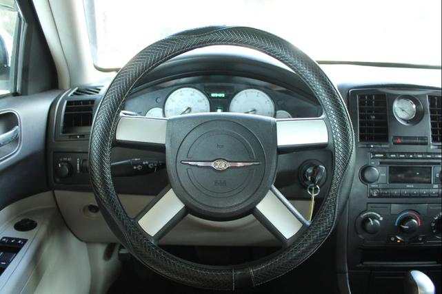 Photo of 2007 Linen Gold Metallic Pearlcoat Chrysler 300