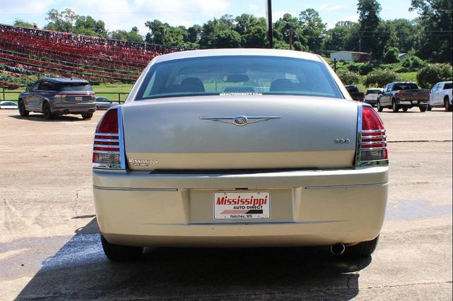 Photo of 2007 Linen Gold Metallic Pearlcoat Chrysler 300