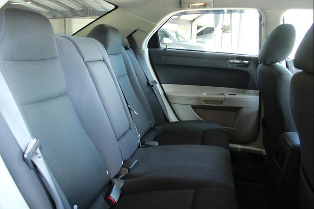 Photo of 2007 Linen Gold Metallic Pearlcoat Chrysler 300