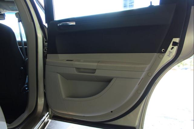 Photo of 2007 Linen Gold Metallic Pearlcoat Chrysler 300
