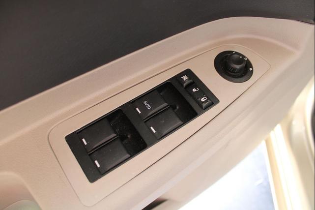 Photo of 2007 Linen Gold Metallic Pearlcoat Chrysler 300