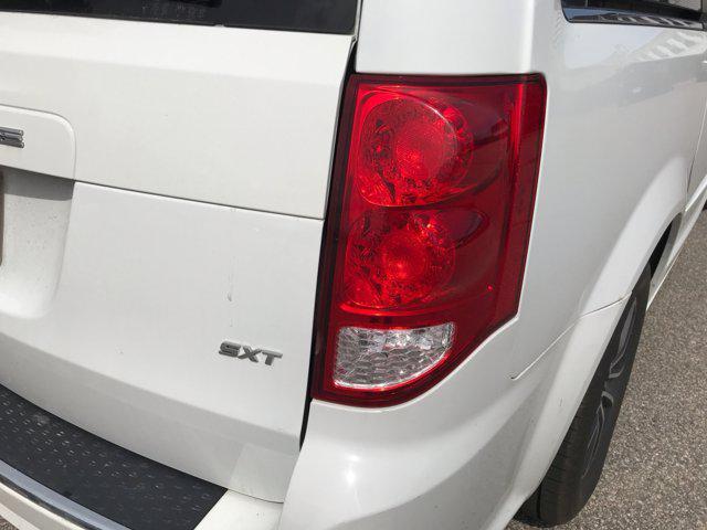 Photo of 2017 White Knuckle Clearcoat Dodge Grand Caravan