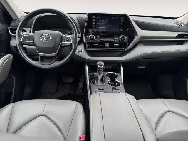 Photo of 2022 Celestial Silver Metallic Toyota Highlander