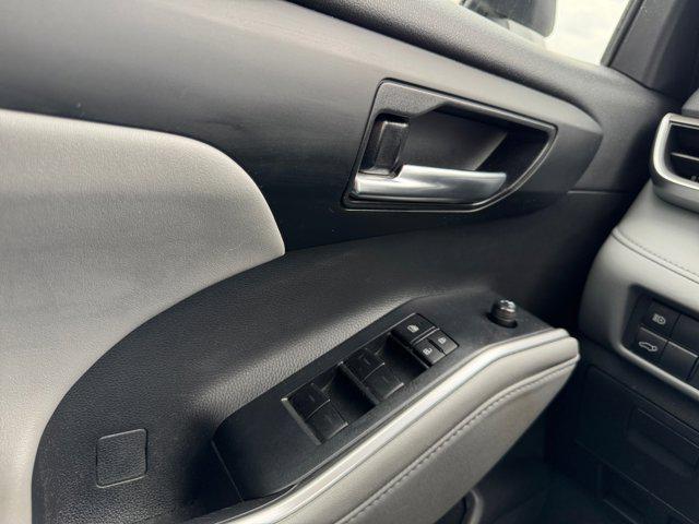 Photo of 2022 Celestial Silver Metallic Toyota Highlander