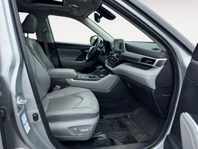 Photo of 2022 Celestial Silver Metallic Toyota Highlander