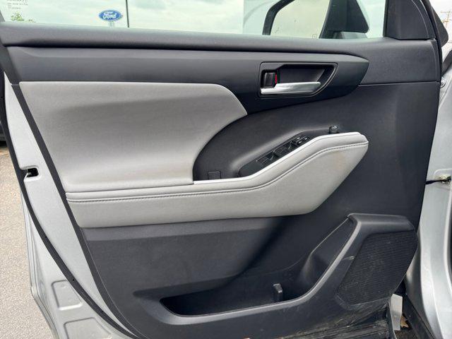 Photo of 2022 Celestial Silver Metallic Toyota Highlander