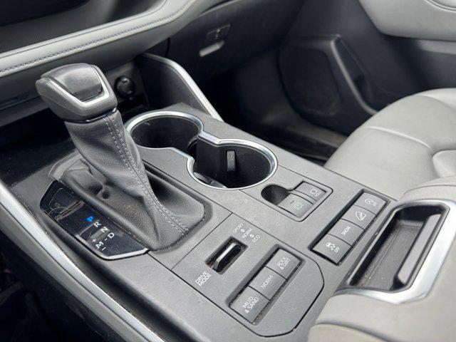 Photo of 2022 Celestial Silver Metallic Toyota Highlander