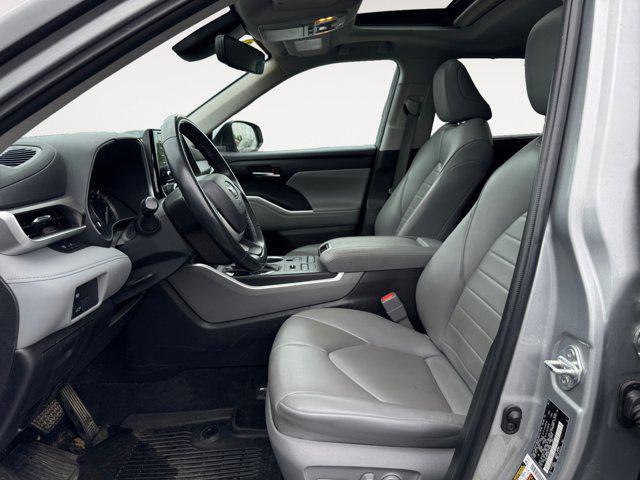 Photo of 2022 Celestial Silver Metallic Toyota Highlander