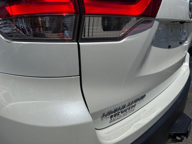 Photo of 2019 Blizzard Pearl Toyota Highlander