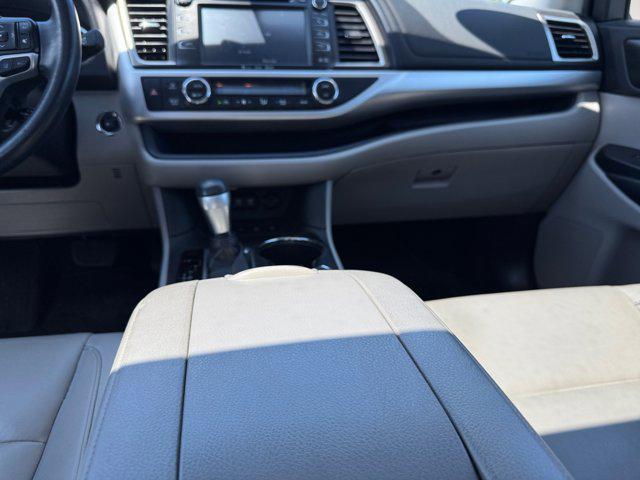 Photo of 2019 Blizzard Pearl Toyota Highlander