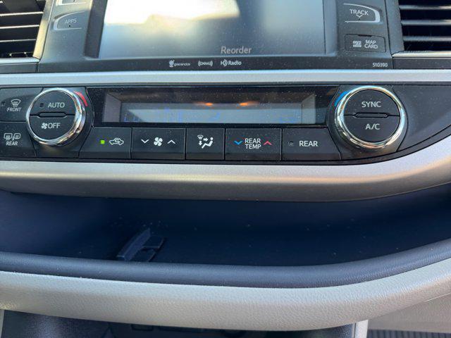 Photo of 2019 Blizzard Pearl Toyota Highlander