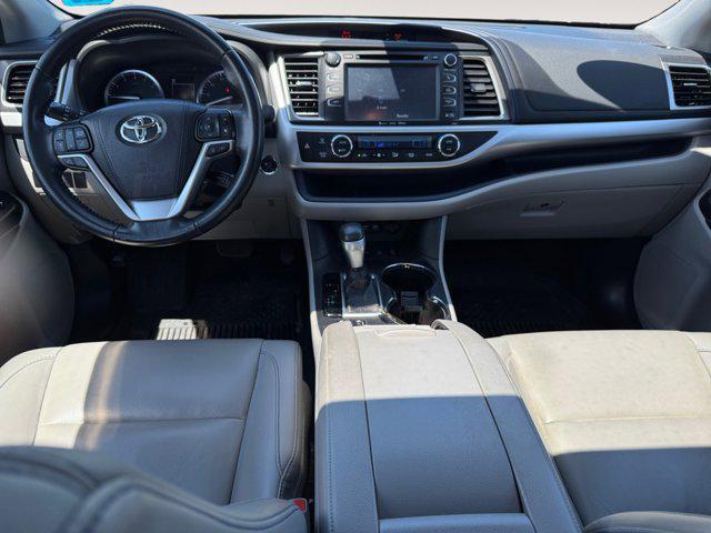 Photo of 2019 Blizzard Pearl Toyota Highlander