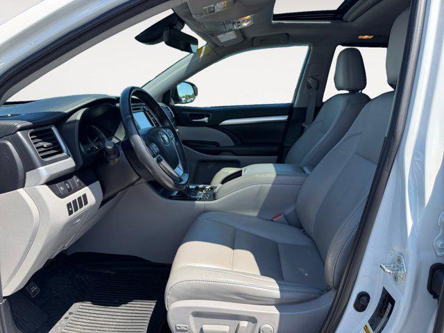 Photo of 2019 Blizzard Pearl Toyota Highlander