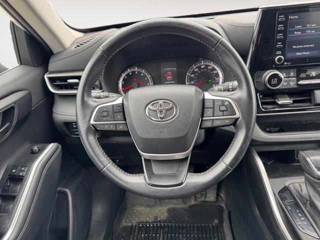 Photo of 2022 White Toyota Highlander