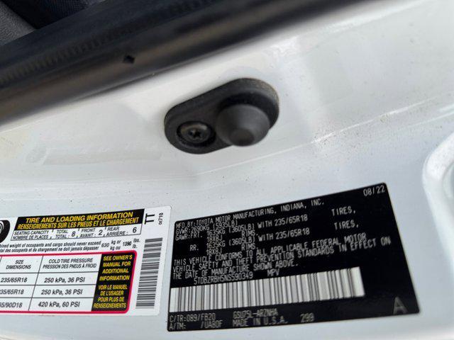 Photo of 2022 White Toyota Highlander