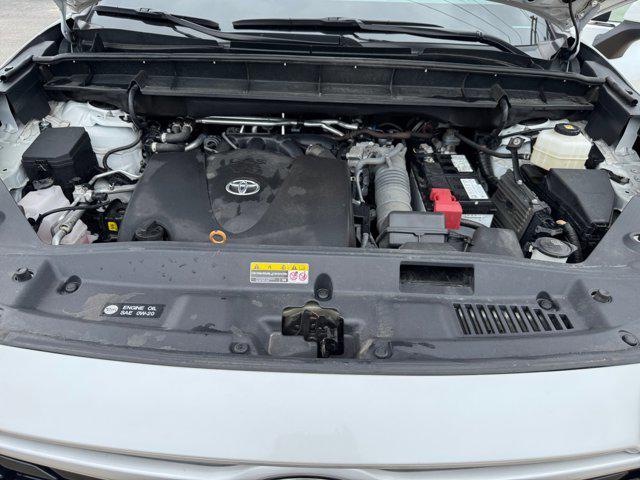 Photo of 2022 White Toyota Highlander